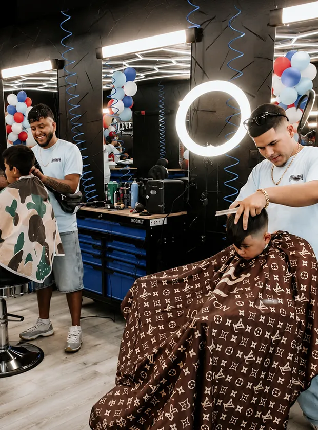 Barbero trabajando en LevelUp Barbershop